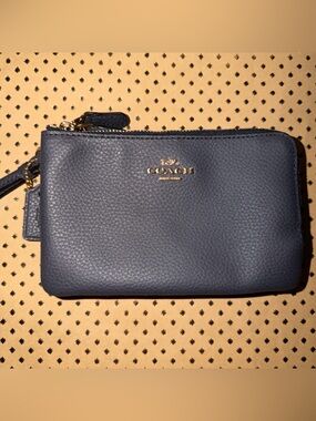 🆕 NEW Coach Navy Pebbled Leather Wristlet with Gold Logo